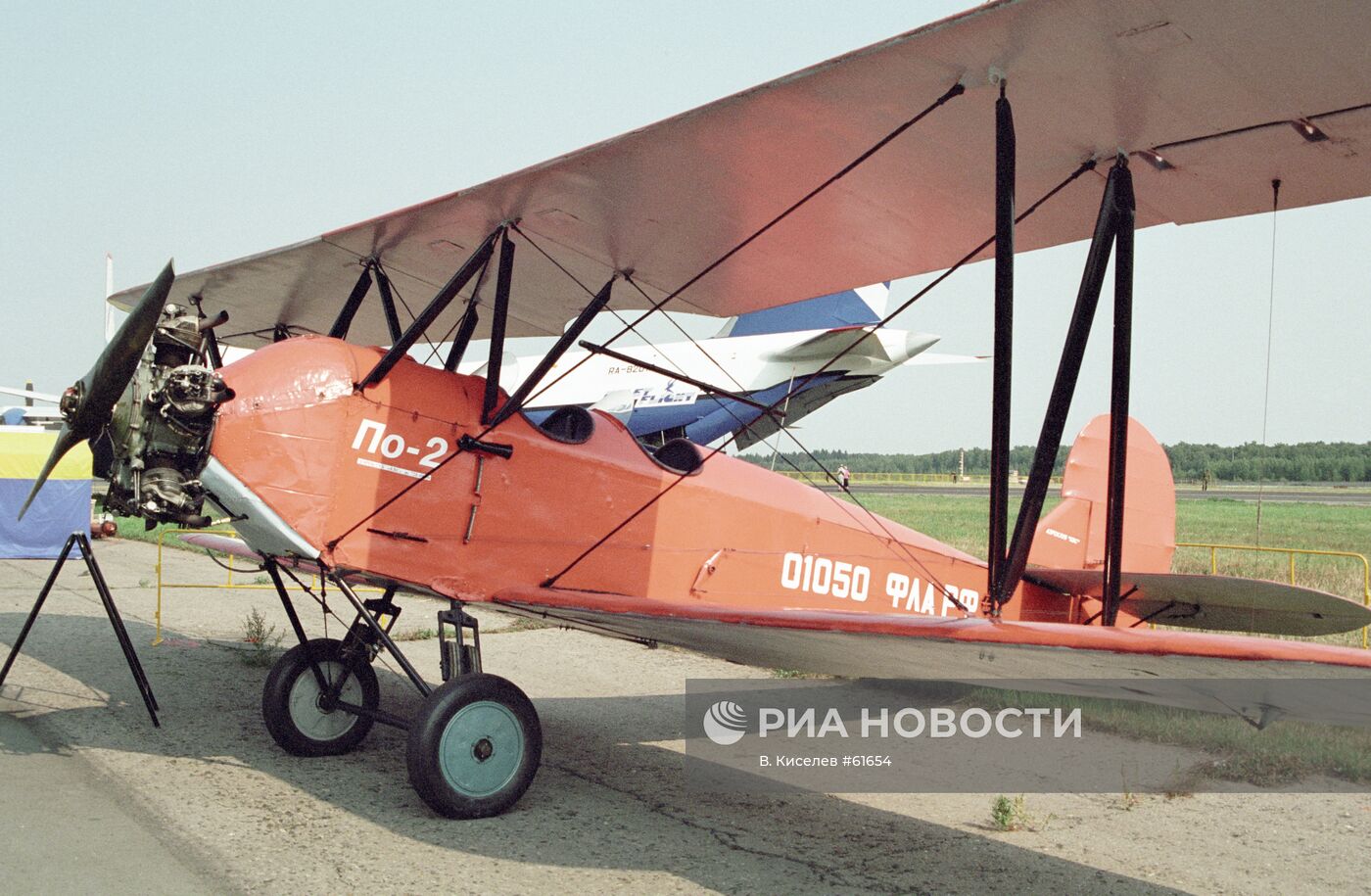 САМОЛЕТ ПО-2 ВЫСТАВКА "ГРАЖДАНСКАЯ АВИАЦИЯ-2002"