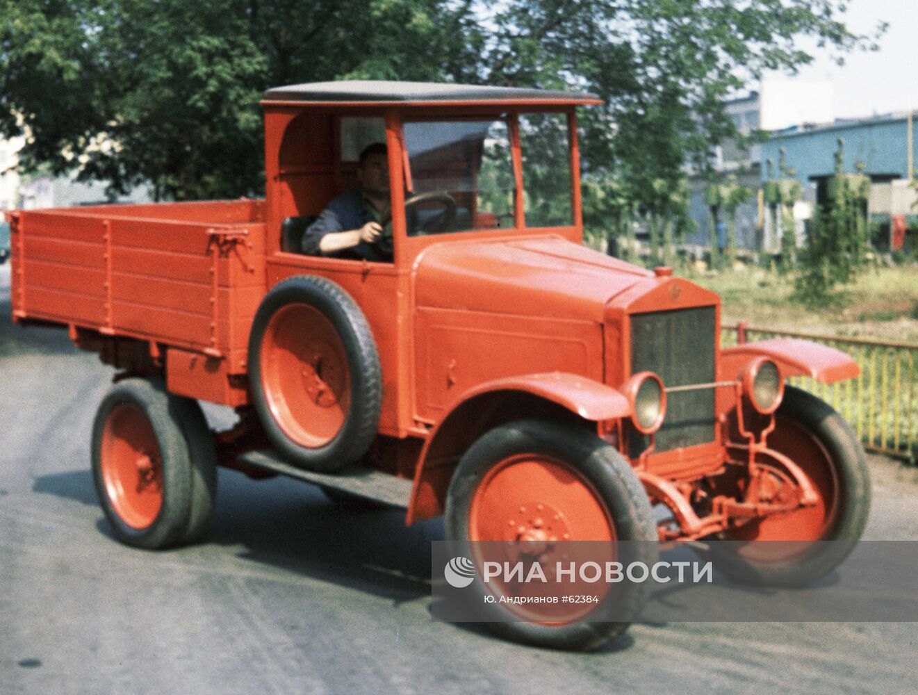 АВТОМОБИЛЬ АМО-Ф-15