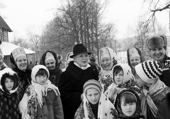 Вия Артмане с жителями Смоленска
