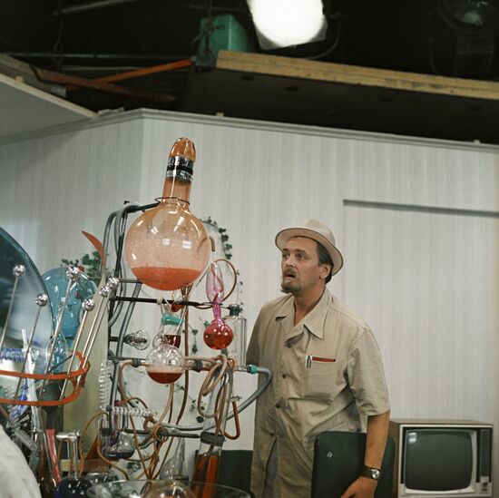 ЯКОВЛЕВ «ИВАН ВАСИЛЬВИЧ МЕНЯЕТ ПРОФЕССИЮ»