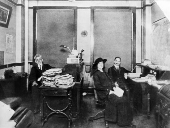 Александра Коллонтай в партийном комитете Социалистической партии Америки