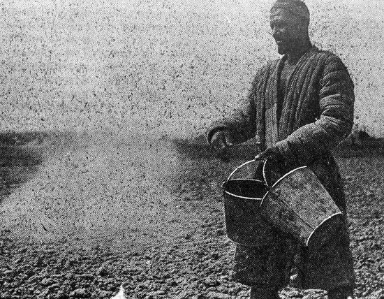 КРЕСТЬЯНИН УДОБРЕНИЕ ПОЛЕ