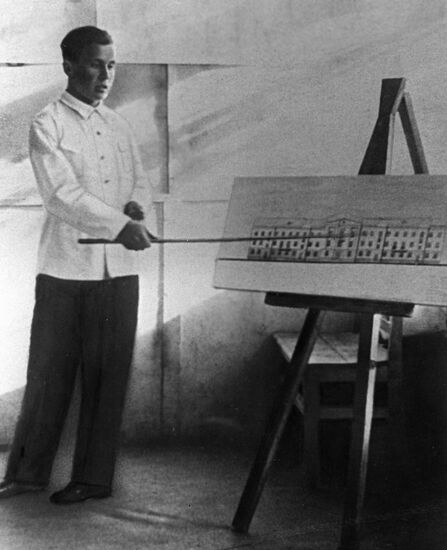 Выпускник индустриального техникума будущий космонавт Павел Попович