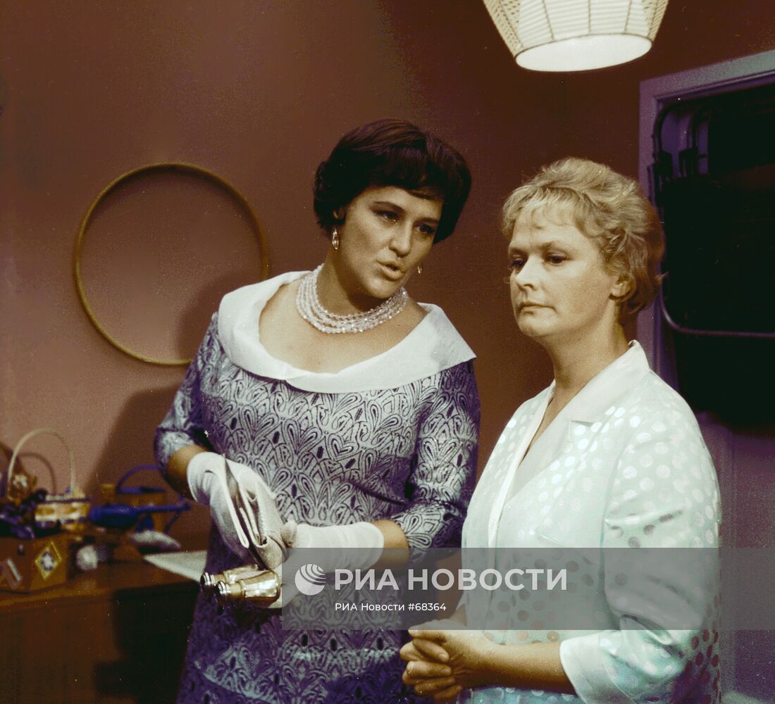 Нонна Мордюкова и Нина Гребешкова в фильме "Бриллиантовая рука"