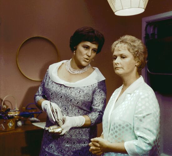 Нонна Мордюкова и Нина Гребешкова в фильме "Бриллиантовая рука"