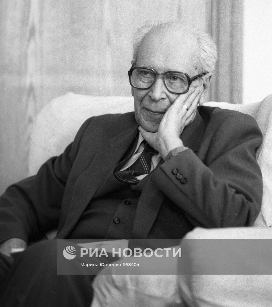 Академик АН СССР Дмитрий Лихачёв