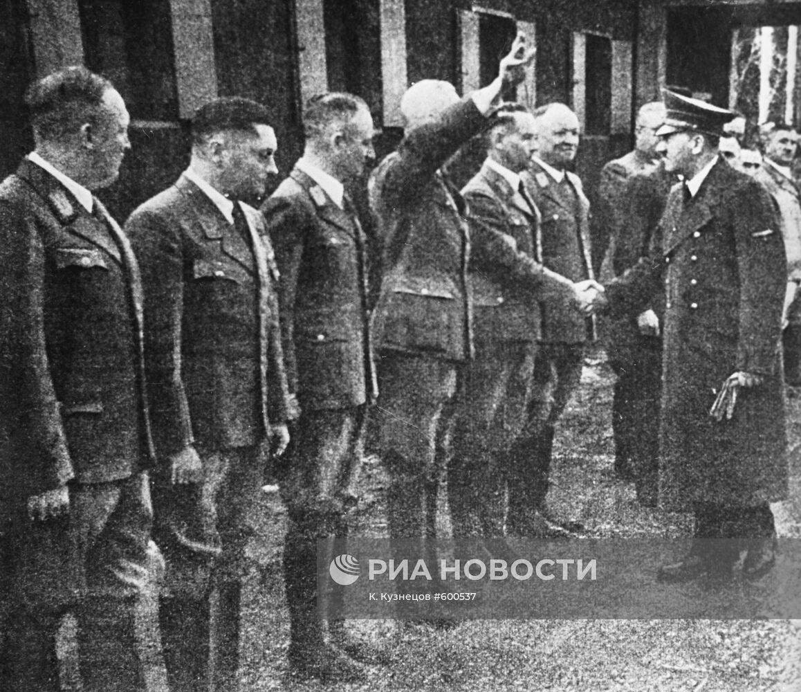 Адольф Гитлер приветствует гауляйтеров. Фотокопия