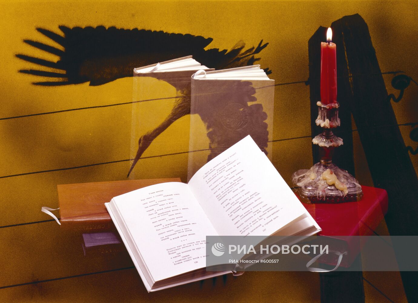 Композиция из книг со свечой