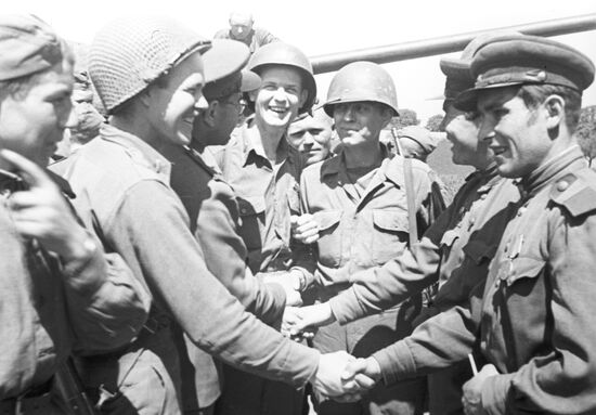 Американские солдаты поздравляют с победой советских воинов