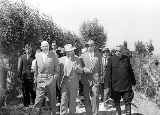 Урхо Калева Кекконен осматривает колхоз