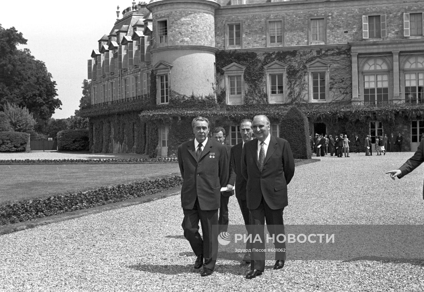 Леонид Брежнев и Жорж Помпиду перед дворцом Рамбуйе