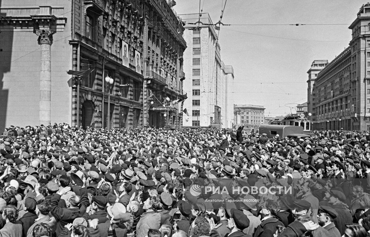 Около американского посольства на Моховой в Москве