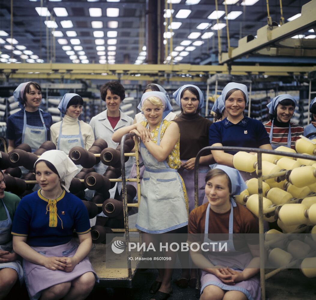 Молодые работницы