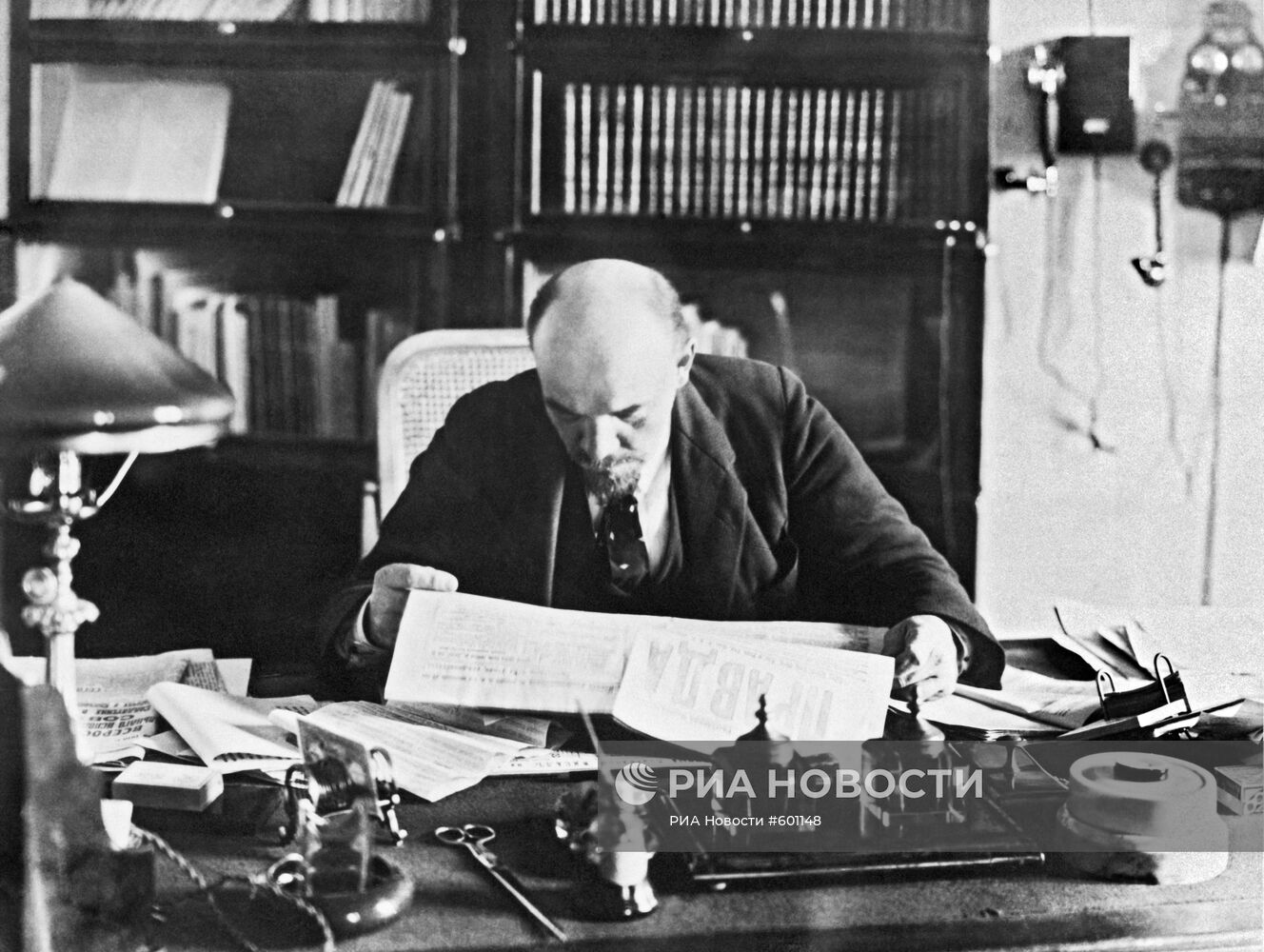 В.И. Ленин в своем кабинете в Кремле