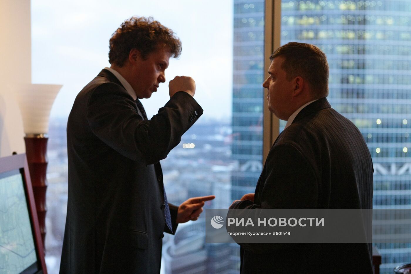 Сергей Полонский водит экскурсию по башне "Федерация"