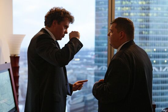 Сергей Полонский водит экскурсию по башне "Федерация"