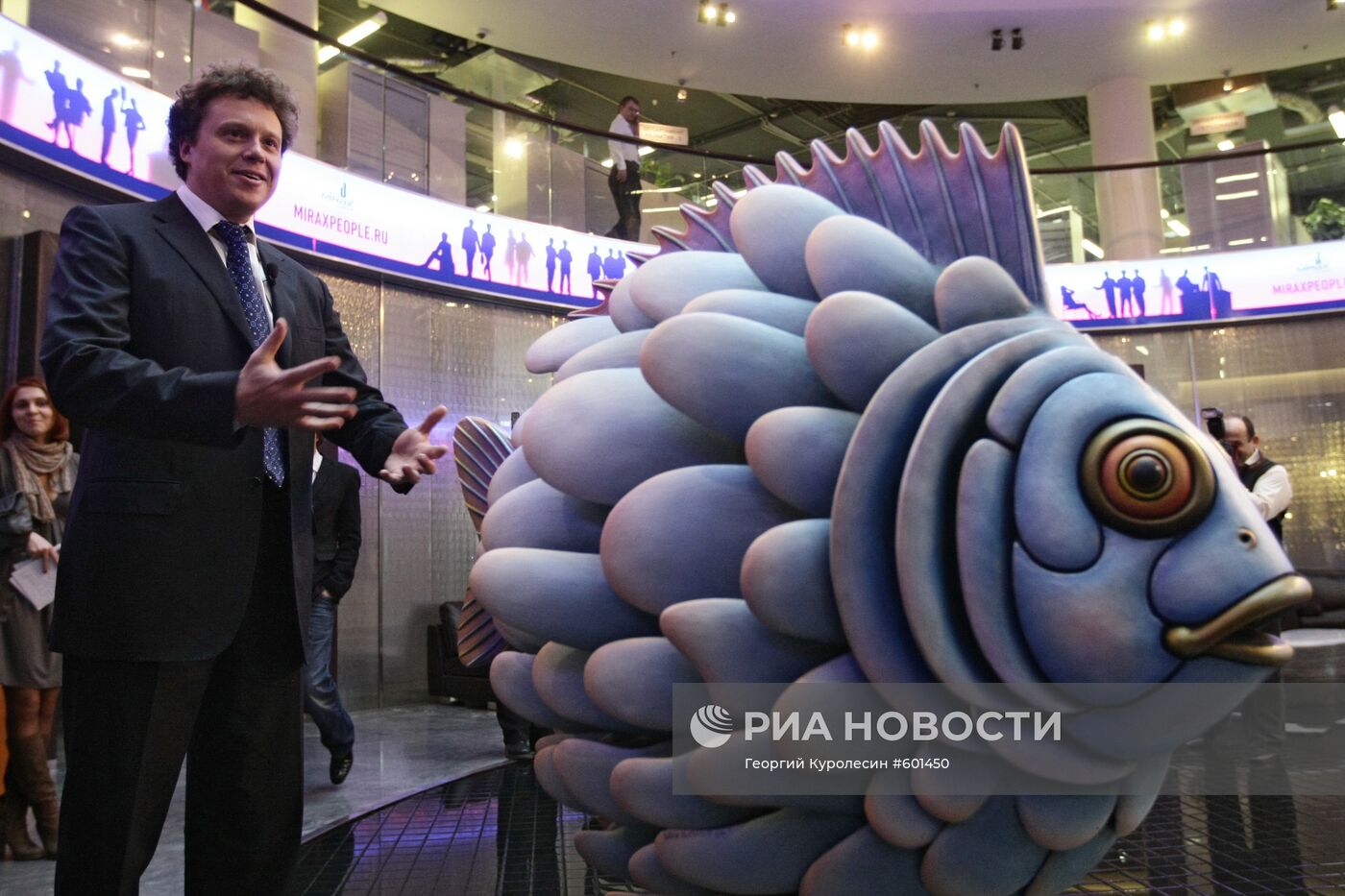 Сергей Полонский водит экскурсию по башне "Федерация"