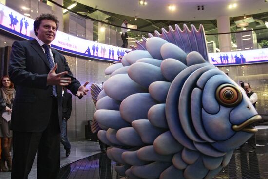 Сергей Полонский водит экскурсию по башне "Федерация"