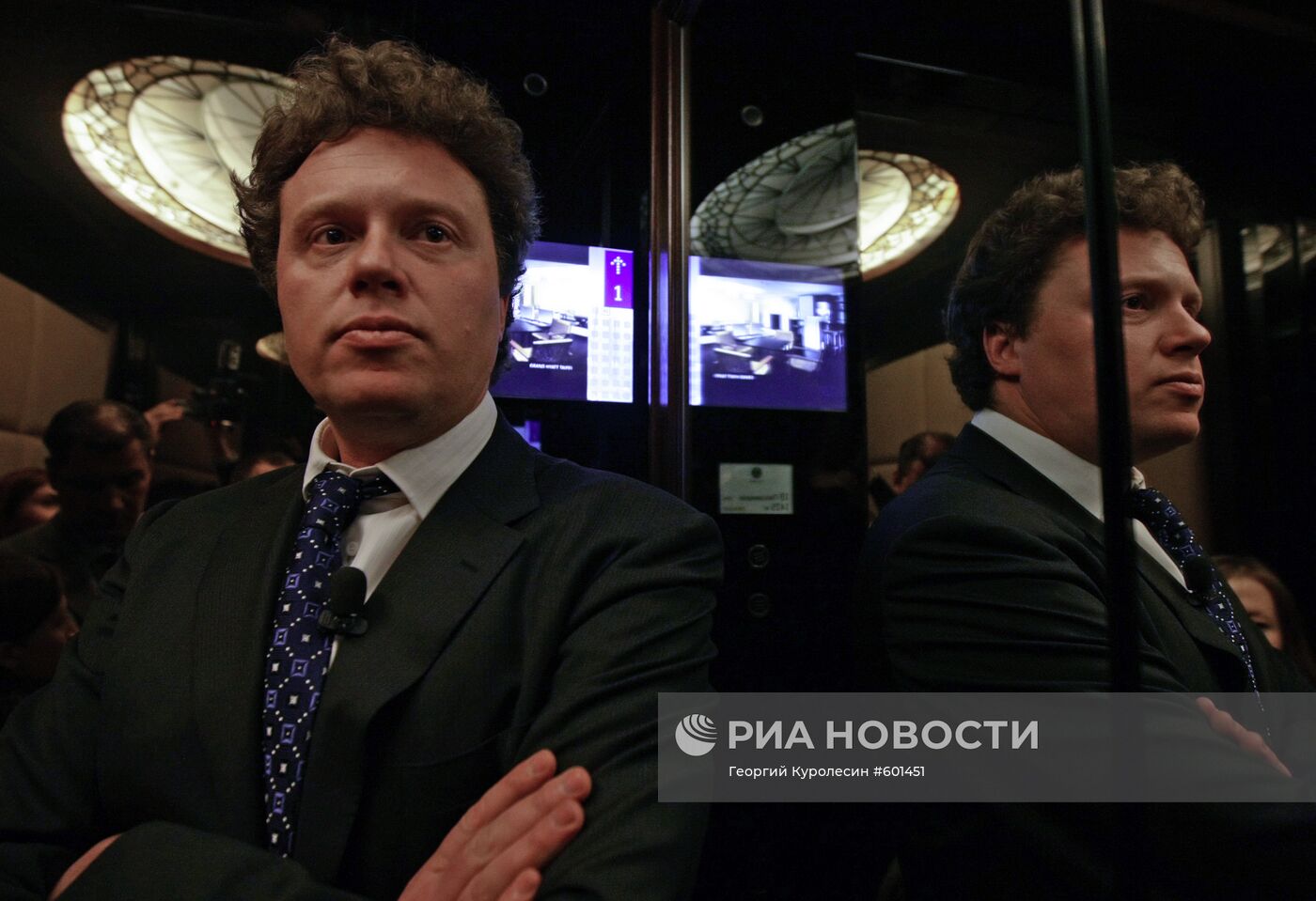 Сергей Полонский водит экскурсию по башне "Федерация"