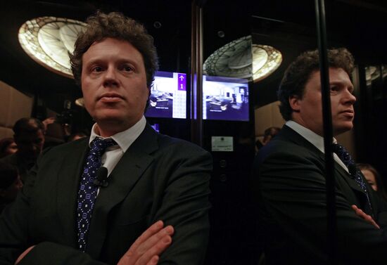 Сергей Полонский водит экскурсию по башне "Федерация"