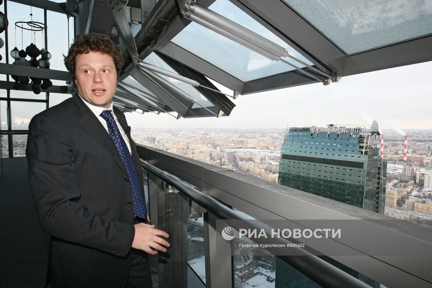 Сергей Полонский водит экскурсию по башне "Федерация"