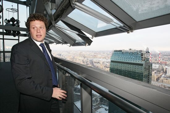 Сергей Полонский водит экскурсию по башне "Федерация"