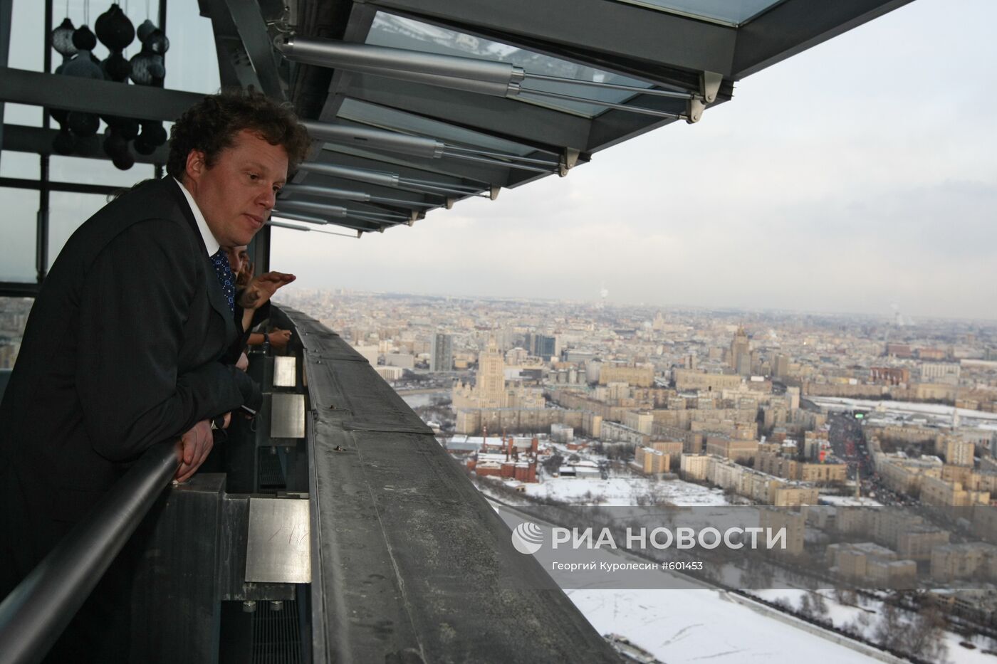 Сергей Полонский водит экскурсию по башне "Федерация"