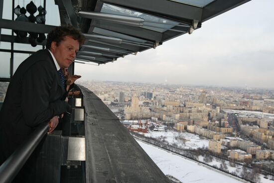 Сергей Полонский водит экскурсию по башне "Федерация"