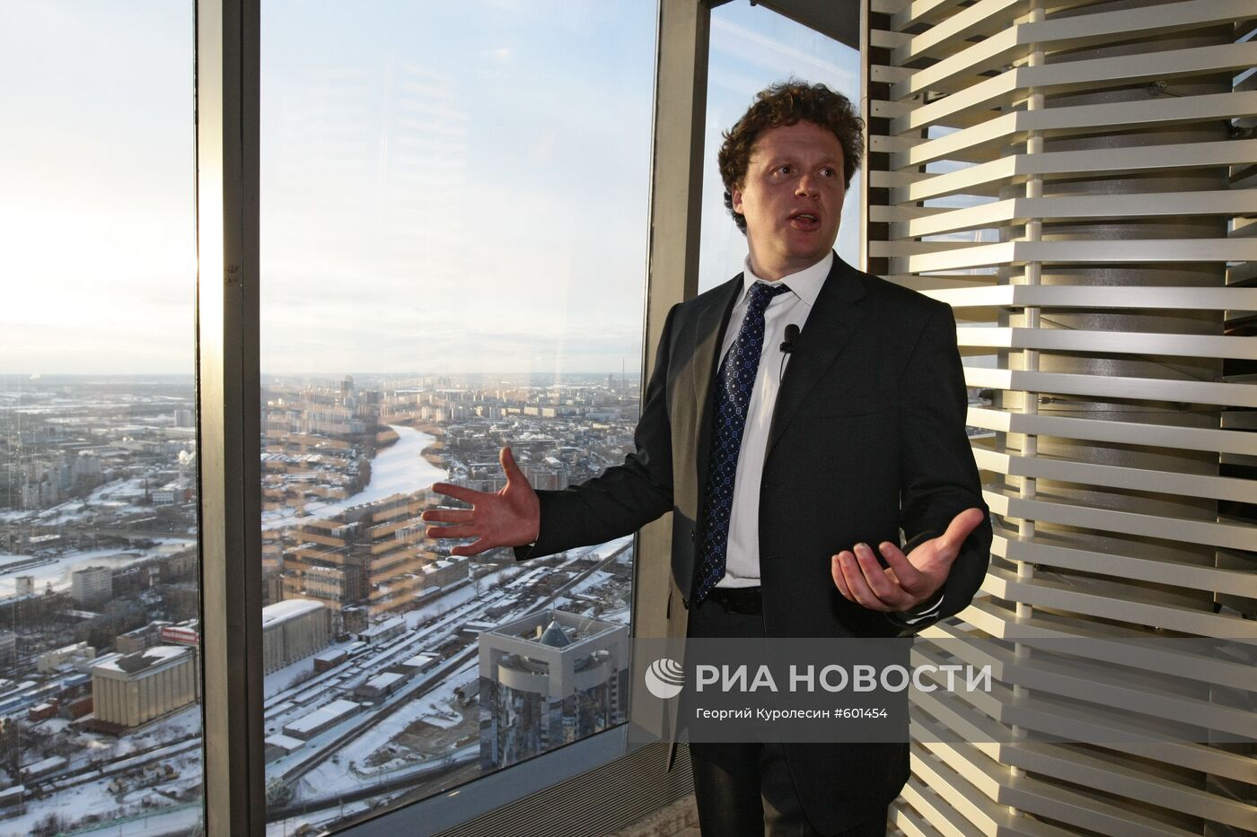 Сергей Полонский водит экскурсию по башне "Федерация"