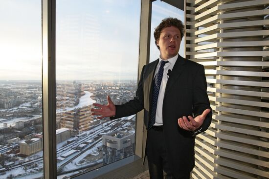 Сергей Полонский водит экскурсию по башне "Федерация"