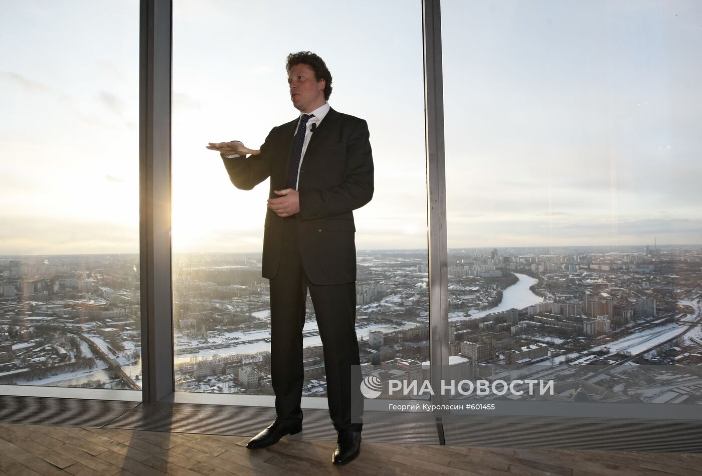 Сергей Полонский водит экскурсию по башне "Федерация"