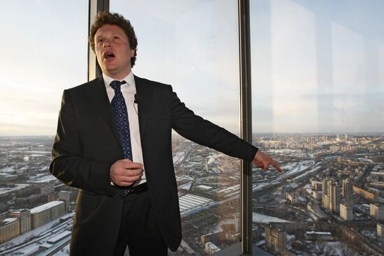 Сергей Полонский водит экскурсию по башне "Федерация"