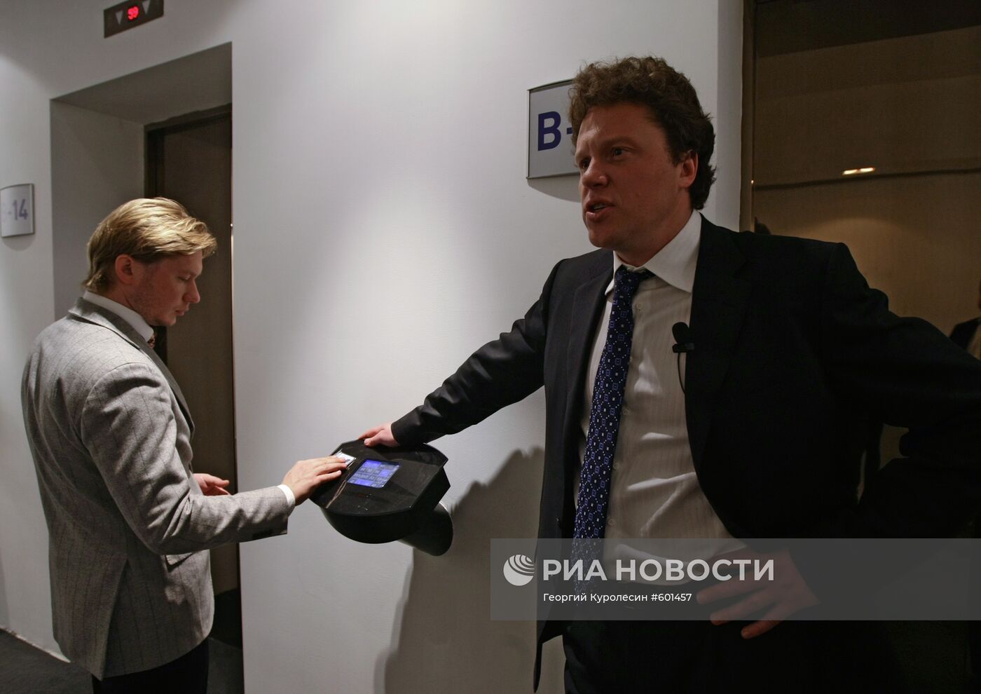 Сергей Полонский водит экскурсию по башне "Федерация"