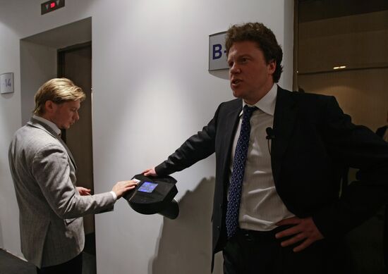 Сергей Полонский водит экскурсию по башне "Федерация"