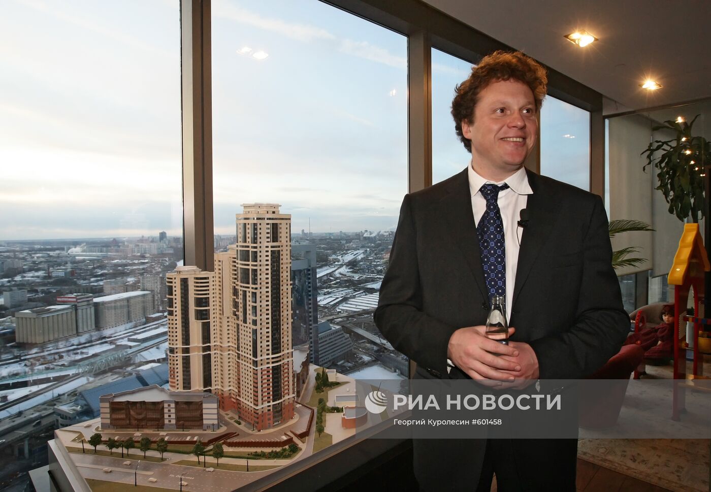 Сергей Полонский водит экскурсию по башне "Федерация"