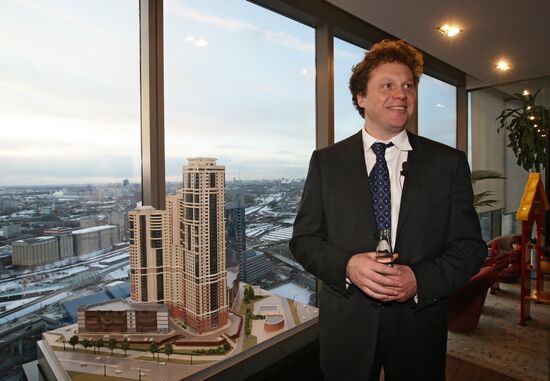 Сергей Полонский водит экскурсию по башне "Федерация"