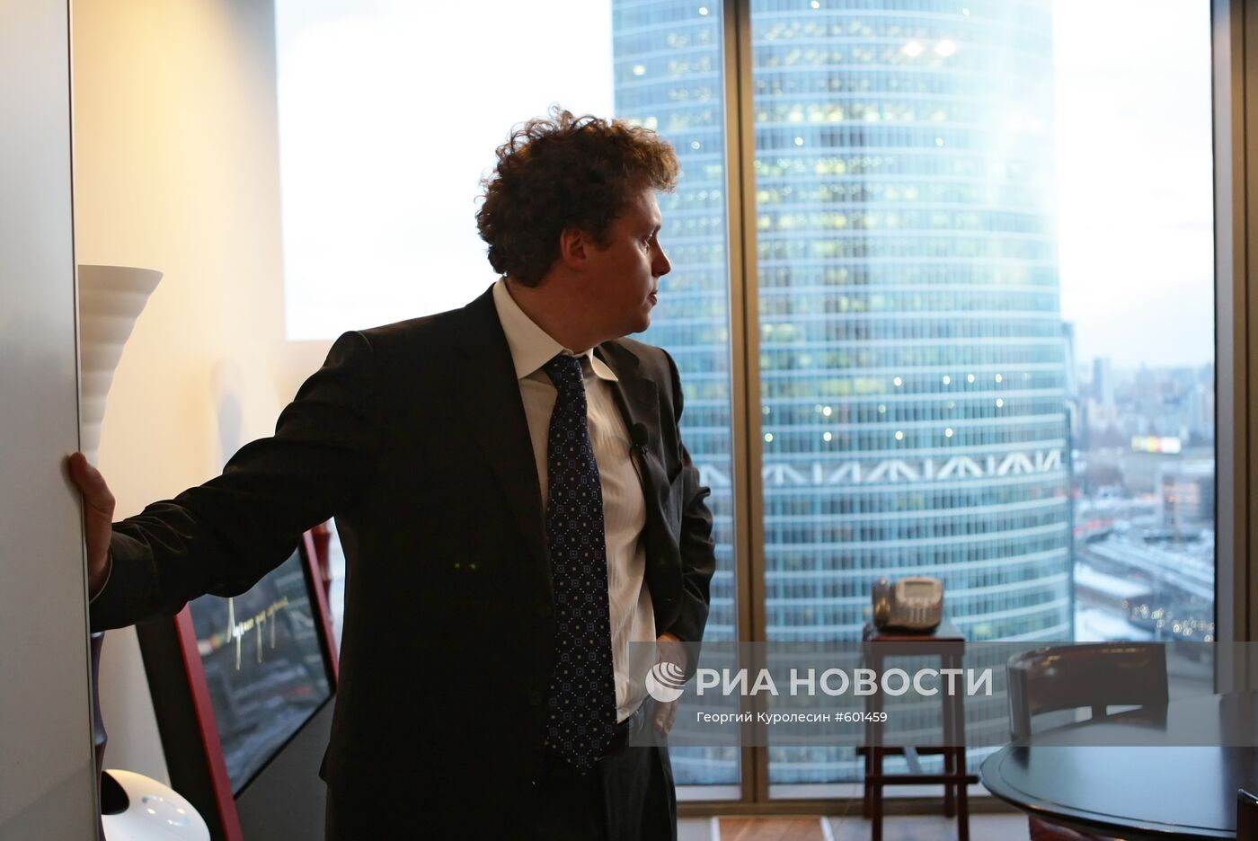 Сергей Полонский водит экскурсию по башне "Федерация"