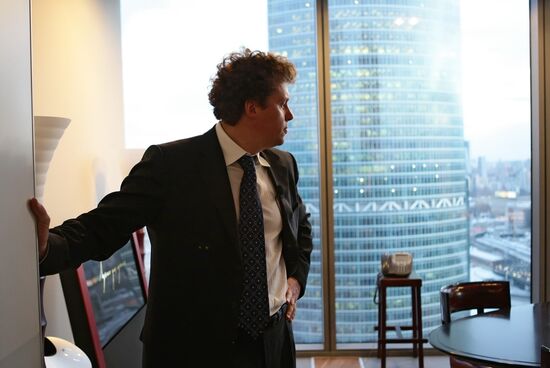 Сергей Полонский водит экскурсию по башне "Федерация"