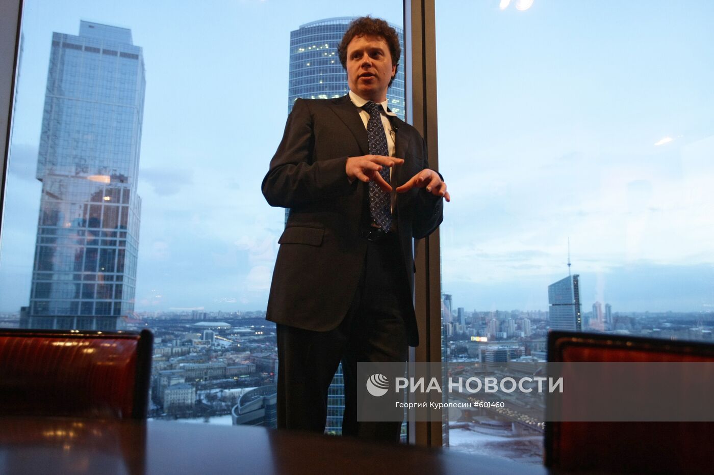 Сергей Полонский водит экскурсию по башне "Федерация"