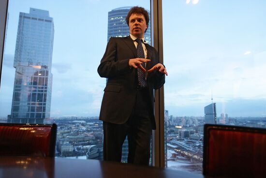 Сергей Полонский водит экскурсию по башне "Федерация"