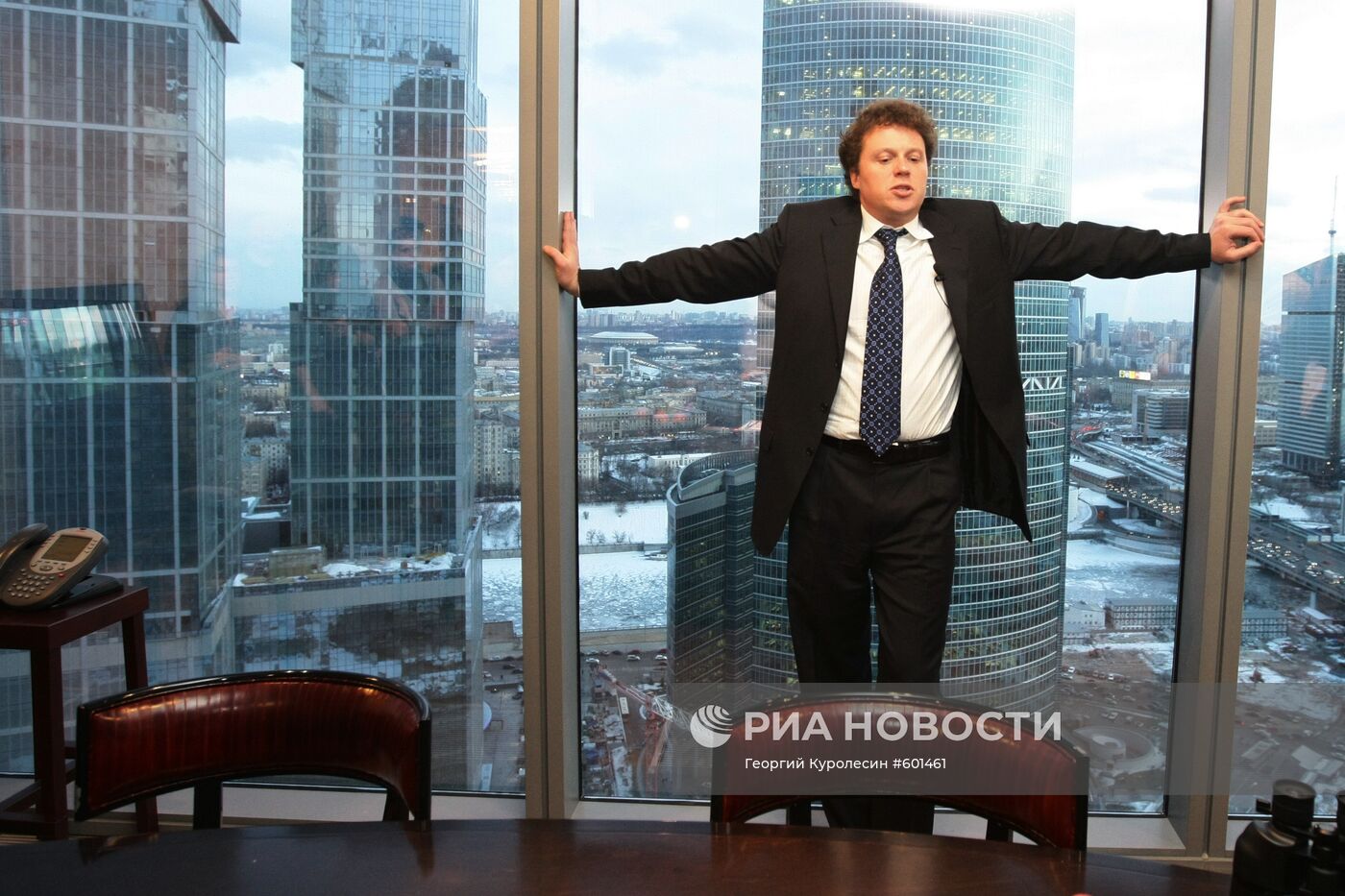 Сергей Полонский водит экскурсию по башне "Федерация"