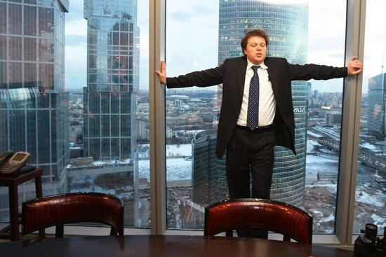 Сергей Полонский водит экскурсию по башне "Федерация"