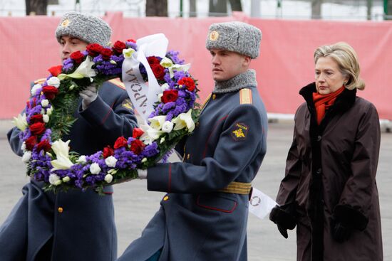 Хиллари Клинтон возложила цветы к могиле Неизвестного солдата