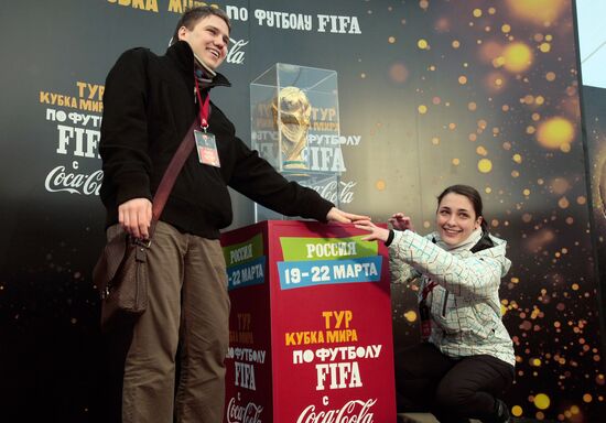 Любители футбола фотографируюся с Кубком мира ФИФА
