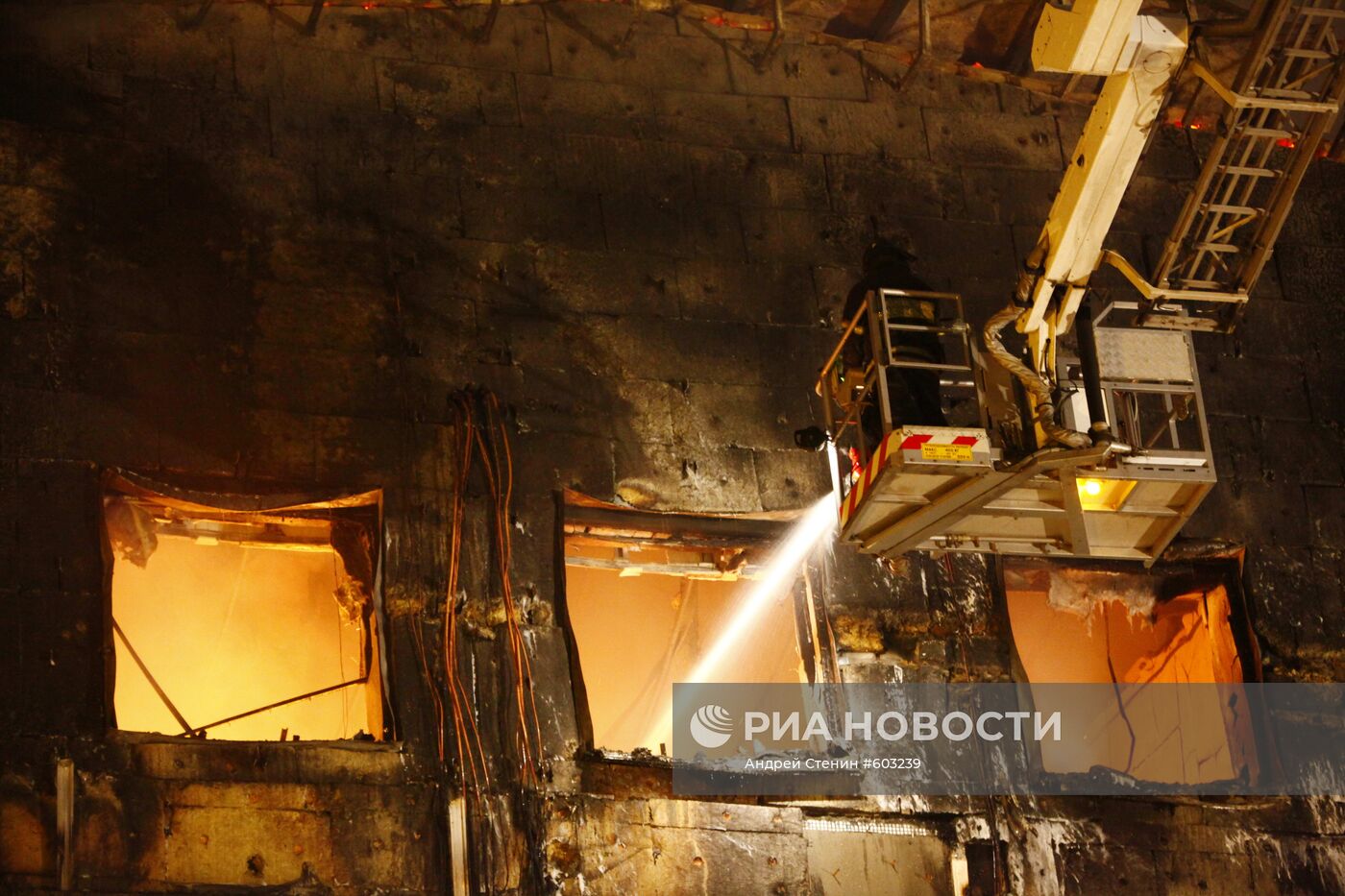 Пожар в бизнес-центре на севере Москвы