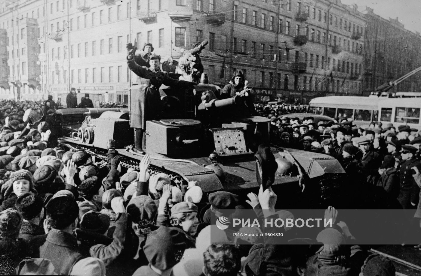 Ленинградцы встречают советских воинов