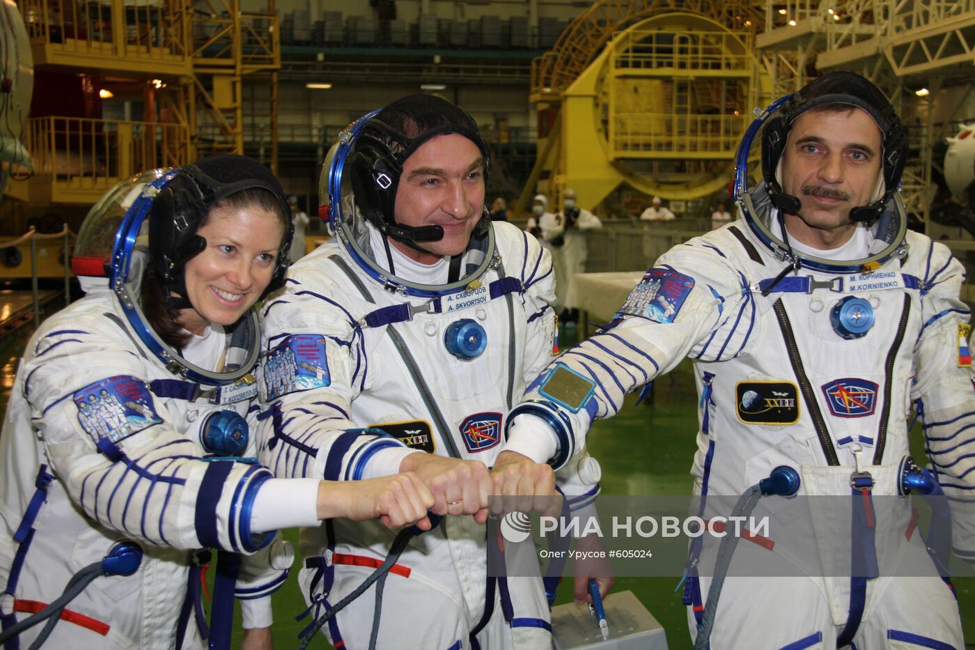 Экипажи корабля "Союз ТМА-18" прибыли на космодром "Байконур"