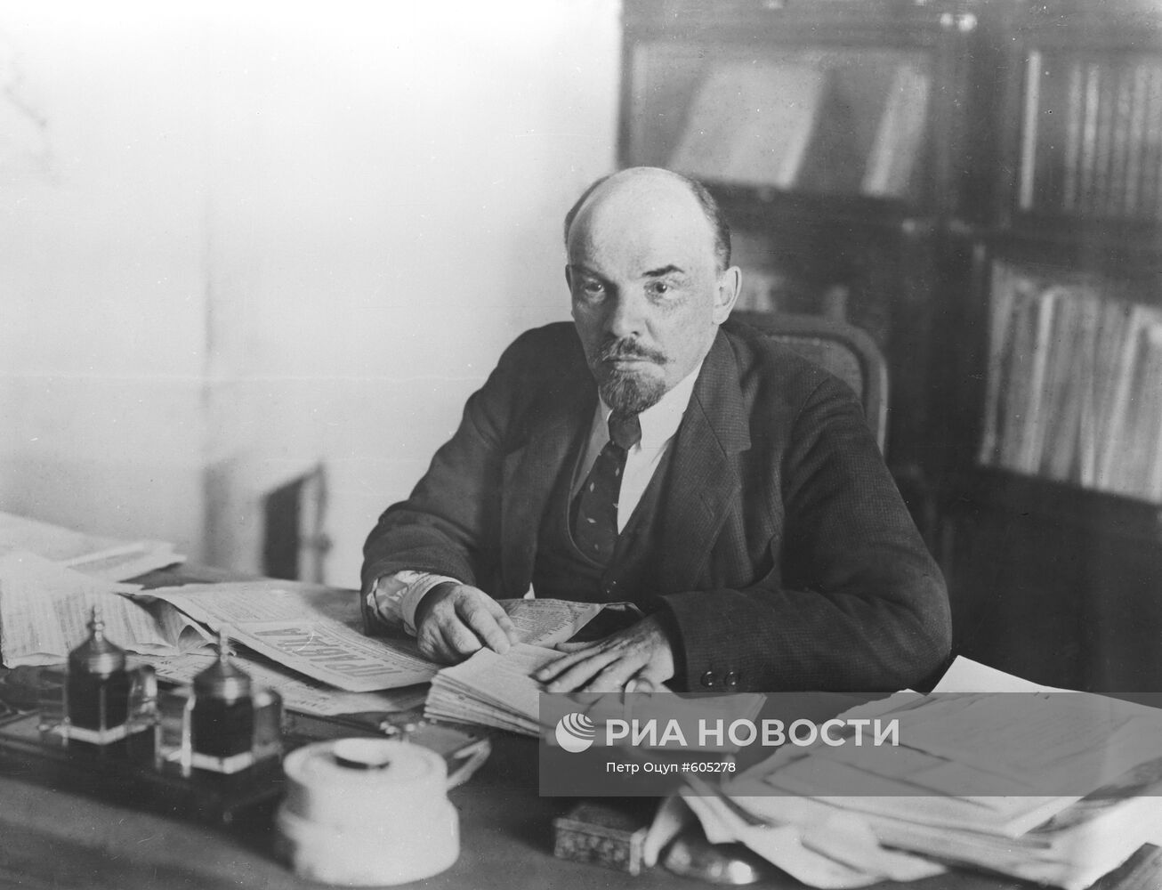 Владимир Ленин в рабочем кабинете в Кремле, 1918 год