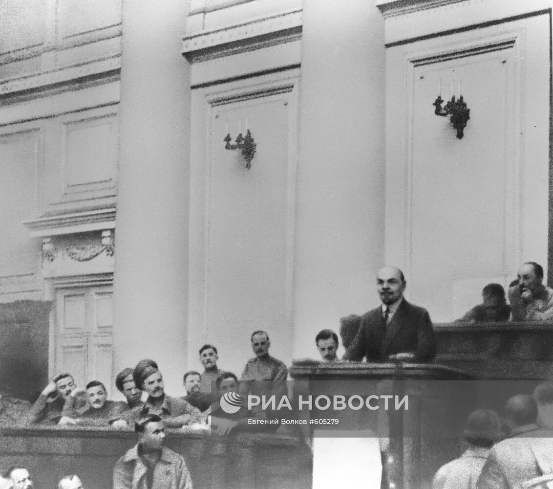 Владимир Ленин выступает в зале заседаний Таврического дворца