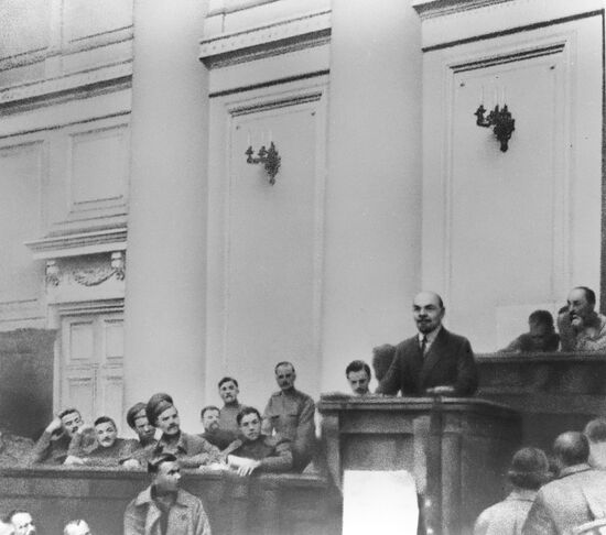Владимир Ленин выступает в зале заседаний Таврического дворца